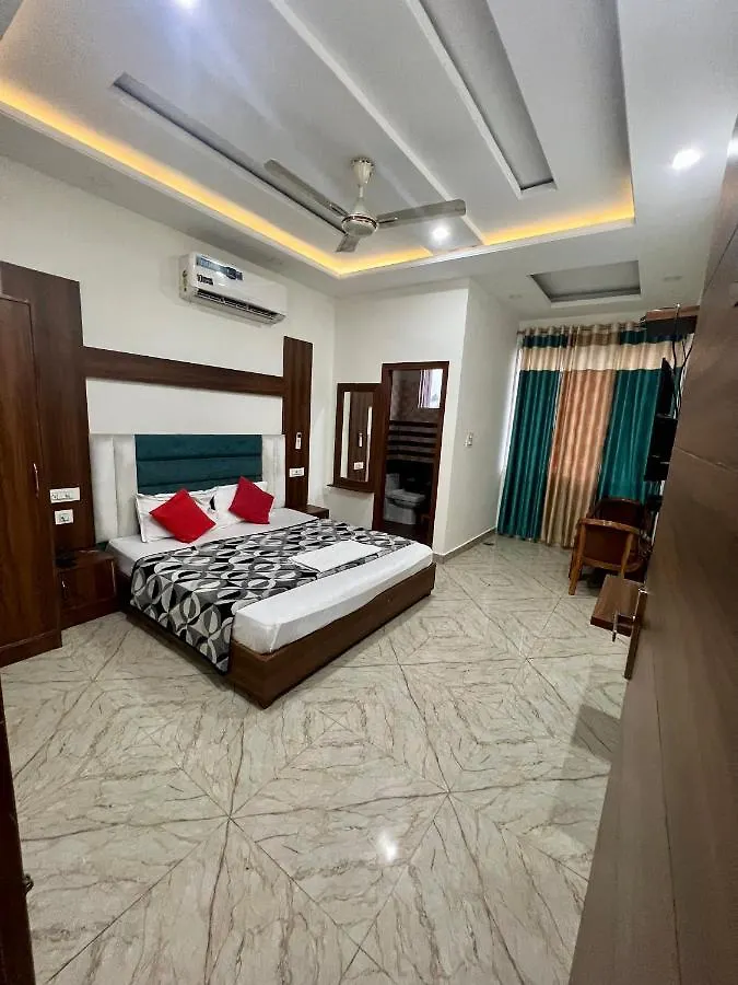 Hotel The Crown , Top Rated & Most Awarded Property In Chandigarh, Zirakpur & Tricity 2*,